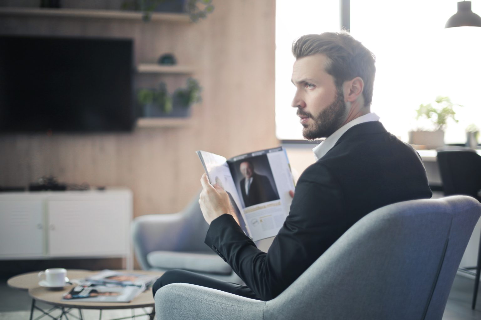 well-groomed-man-in-chair-urbasm